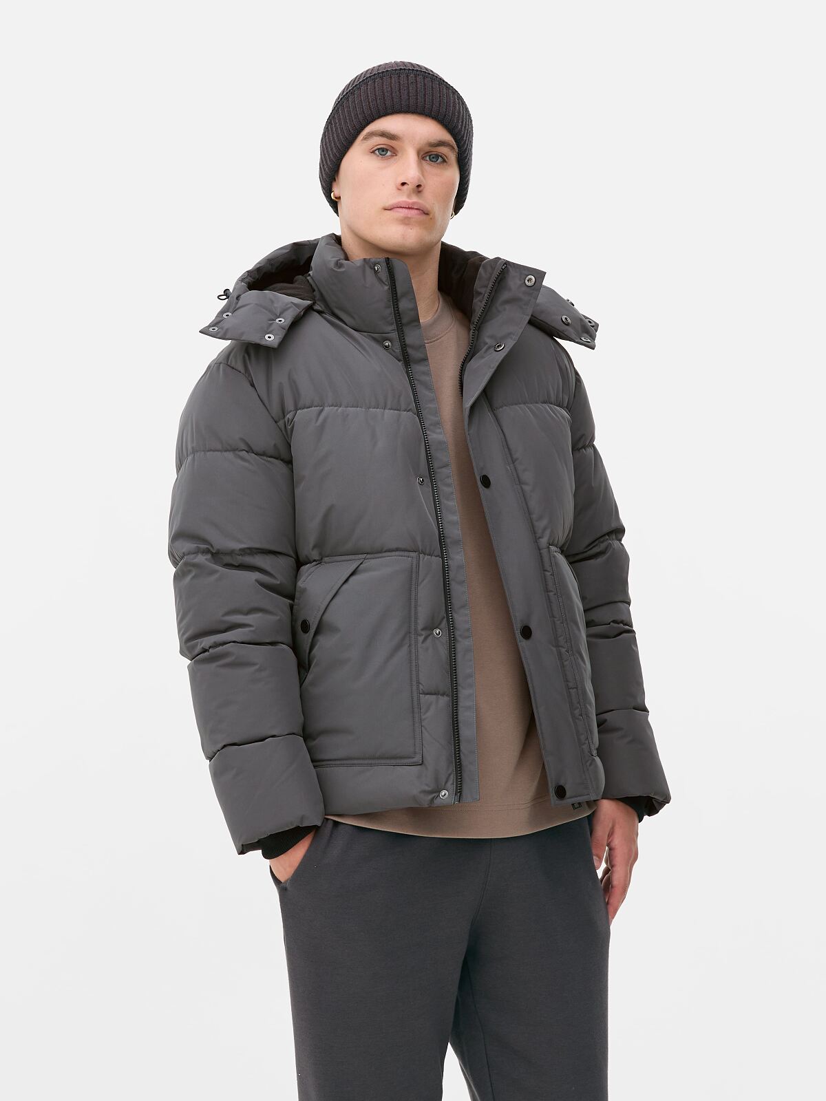 primark_deutschland-primark_short_puffer_thermolite_grey_usd45-35-eur40-1040czk-175pln-15000huf-195ron-ref2208741-min