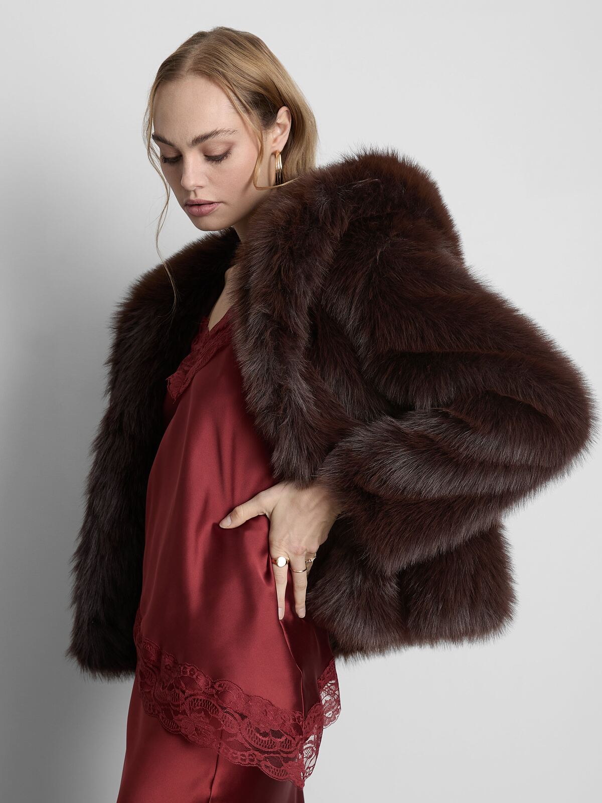 primark_deutschland-primark_luxe_faux_fur_hooded_jacket_40-eur45-usd55-ron195-czk1170-pln220-2-ref2227503-min