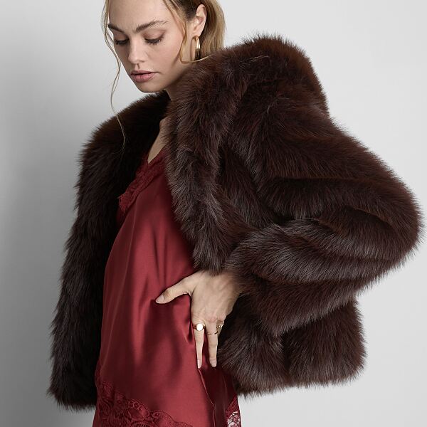 primark_deutschland-primark_luxe_faux_fur_hooded_jacket_40-eur45-usd55-ron195-czk1170-pln220-2-ref2227503-min