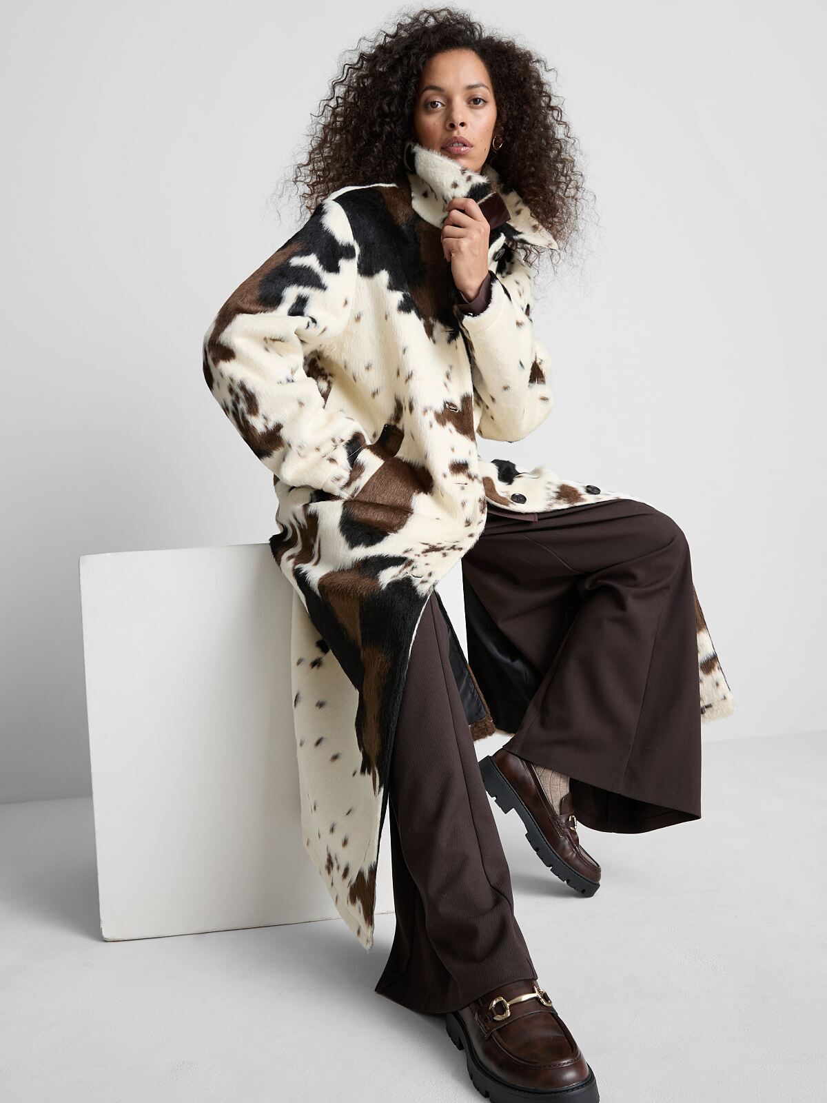 primark_deutschland-primark_longline_cow_print_coat_60-eur65-usd70-pln280-czk1690-ron320-2-ref2227482-min