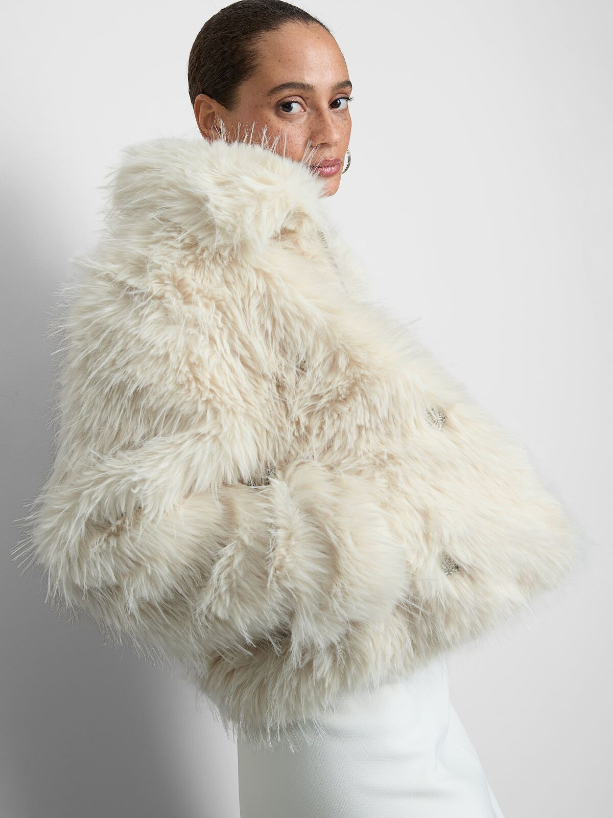 primark_deutschland-primark_embellished_faux_fur_jacket-40-eur44-pln180-czk1090-ron205-3-ref2227455-min