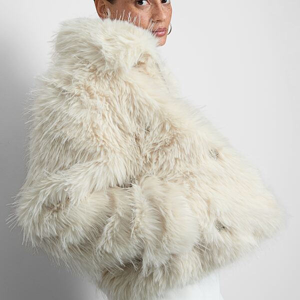 primark_deutschland-primark_embellished_faux_fur_jacket-40-eur44-pln180-czk1090-ron205-3-ref2227455-min