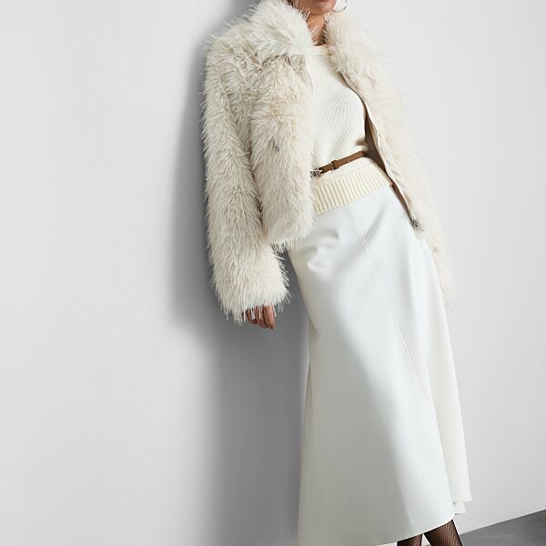 primark_deutschland-primark_embellished_faux_fur_jacket-40-eur44-pln180-czk1090-ron205-2-ref2227449-min