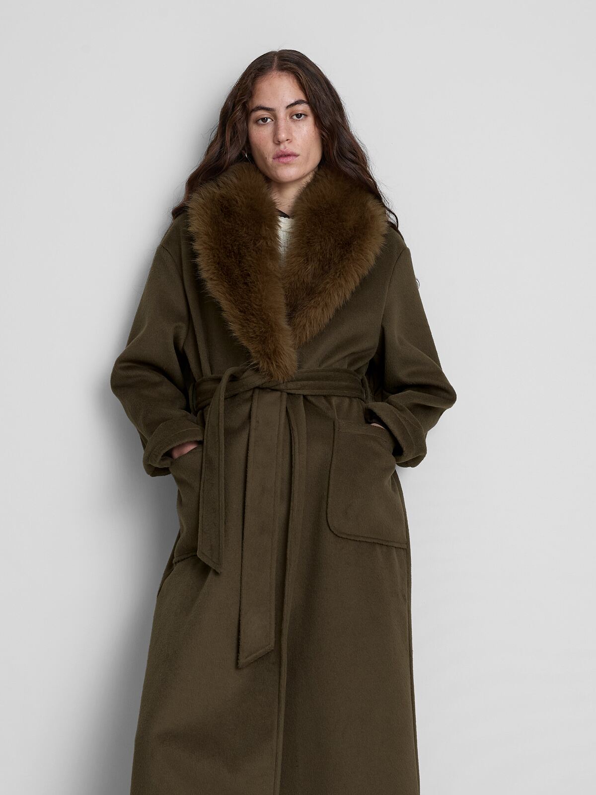 primark_deutschland-primark_belted_plush_collar_longline_coat_40-eur44-usd55-pln180-czk1090-ron205-2-ref2227425-min