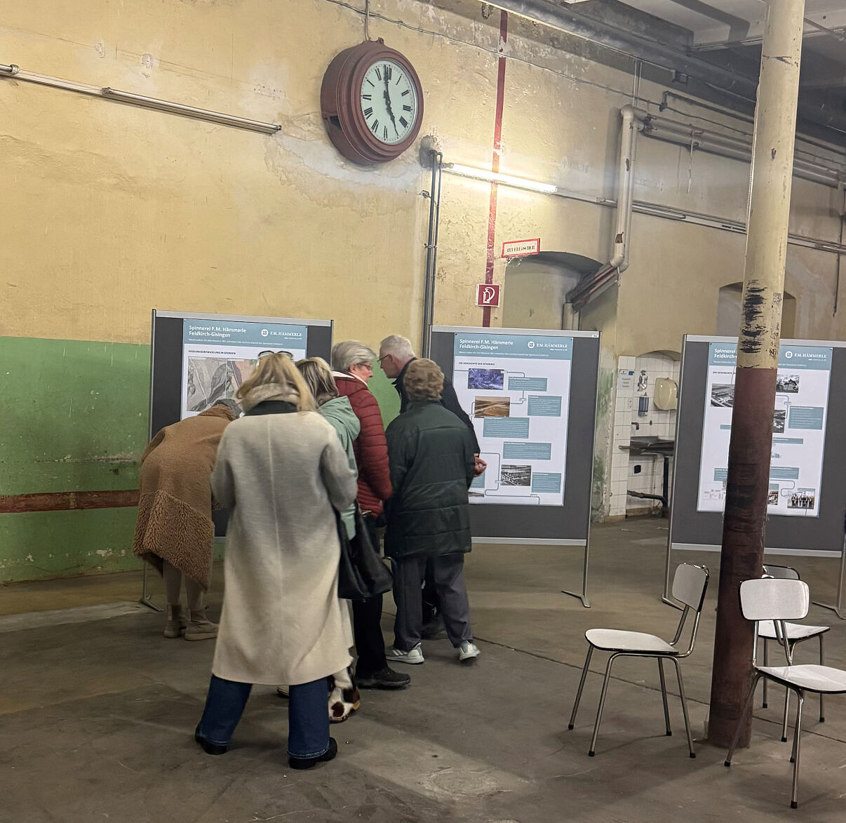 Bild 2: Ausstellungsgäste