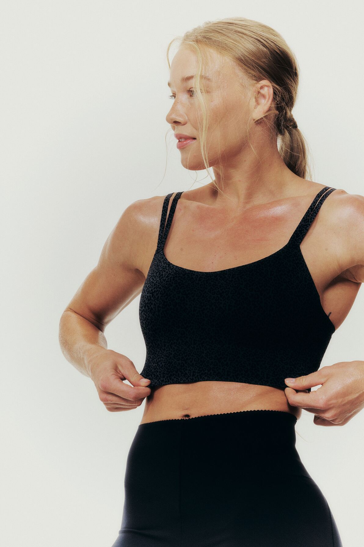 PRIMARK AOP black crop top £9 €11 �14.50 285CZK 47PLN 54RON PRIMARK AOP black legging £12 €14 �17.50 365CZK 60PLN 70RON-min