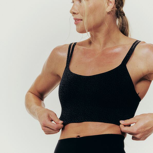 PRIMARK AOP black crop top £9 €11 �14.50 285CZK 47PLN 54RON PRIMARK AOP black legging £12 €14 �17.50 365CZK 60PLN 70RON-min