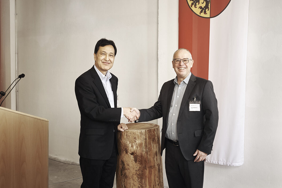 Hiroyuki Isono, CEO von Oji Holdings und Wolfram Kalt, CEO von AustroCel freuen sich über die zukünftige Zusammenarbeit.